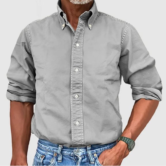 Detailansicht des Kragens vom Herren Langarmhemd. Zeigt klassisches Design, Komfort & Vielseitigkeit dieses Basic-Oberteils.