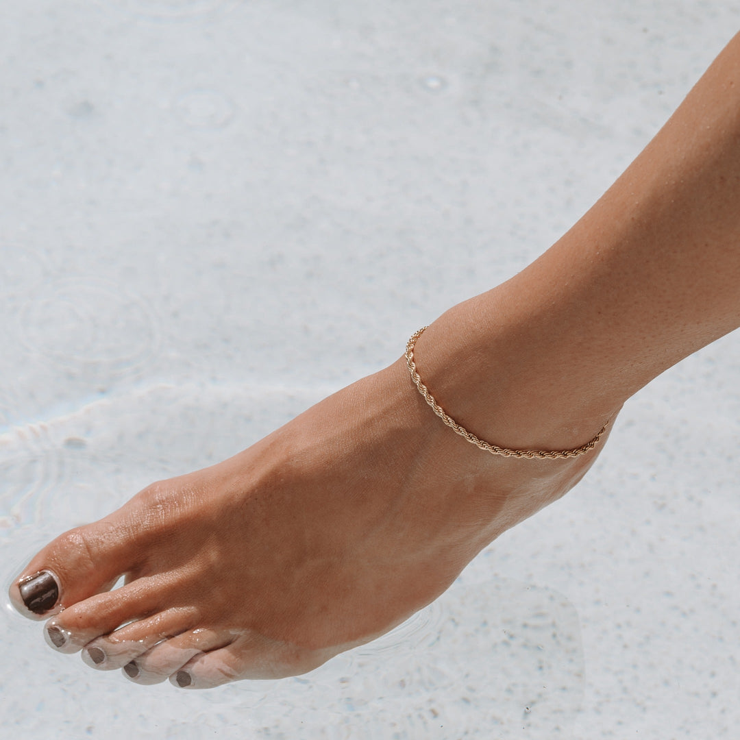 Damen Fußkette: Goldene, wasserfeste Kordelkette aus Edelstahl. Zierlicher Schmuck für Strand, Meer & Sommer.