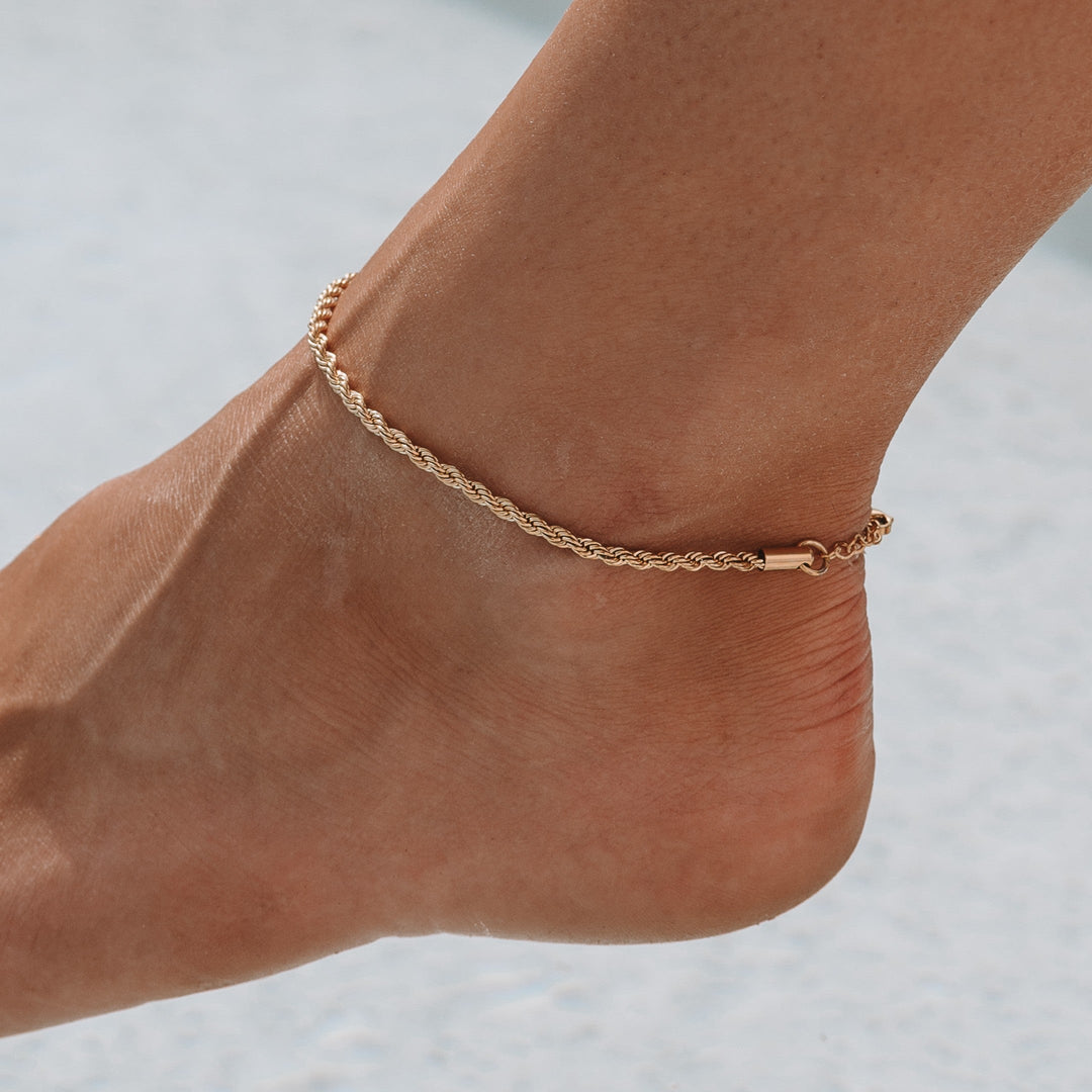 Minimalistische Damen Fußkette in Gold, wasserfest & verstellbar. Zarter Edelstahl-Sommerschmuck für den Strand.
