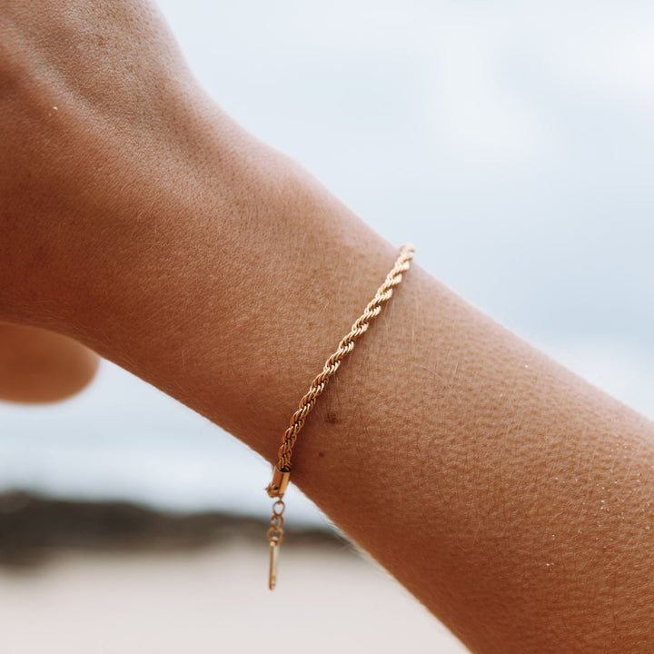 Minimalistisches Gold Rope Chain Armband für Damen, hypoallergen & verstellbar.