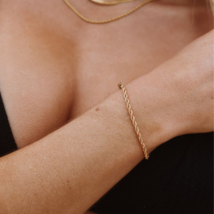Goldenes Rope Chain Armband, verstellbar, hypoallergen, für stilvolle Damen.