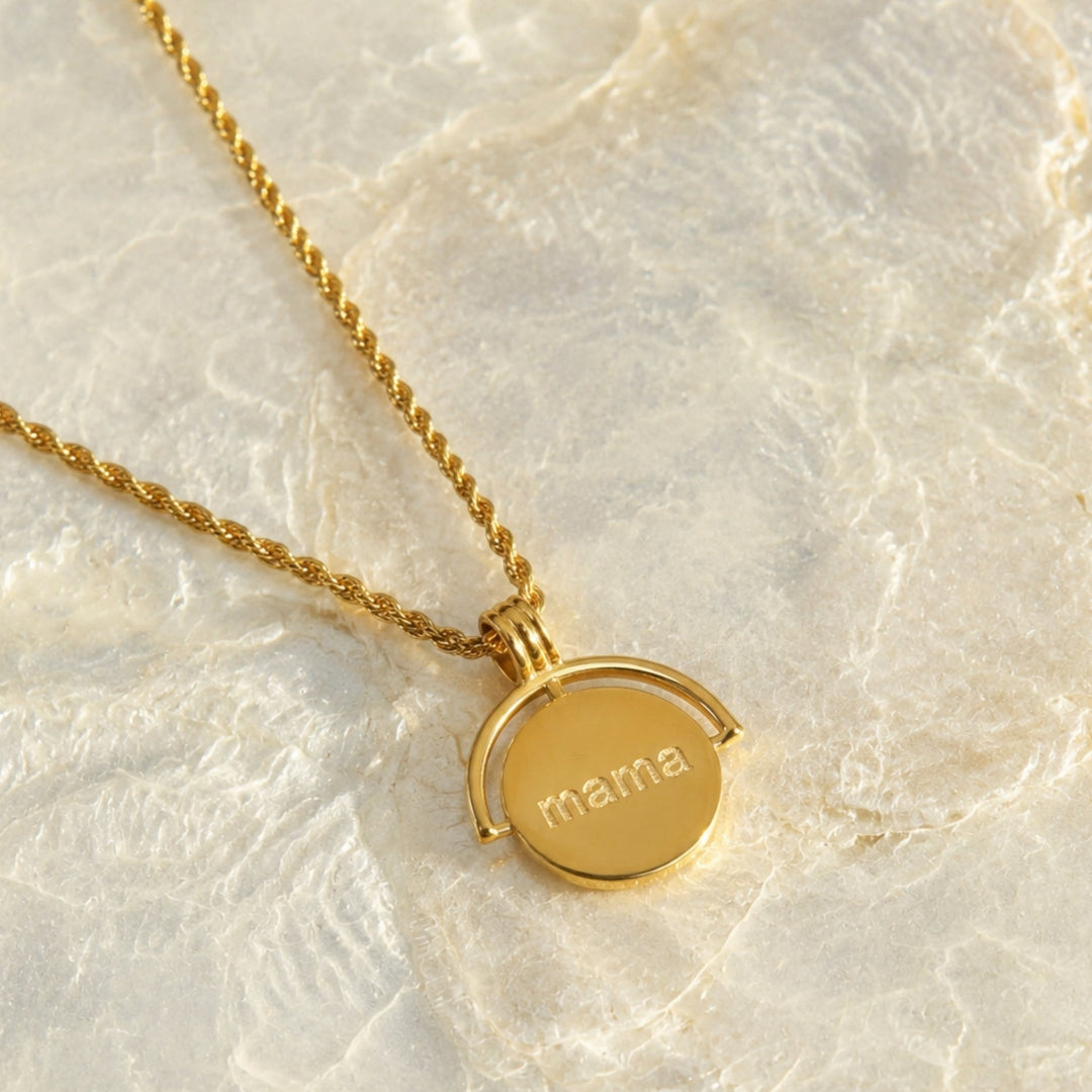 Luxuriöse goldene Damenhalskette als personalisiertes Geschenk. Wasserfest, aus Edelstahl mit individueller Gravur.