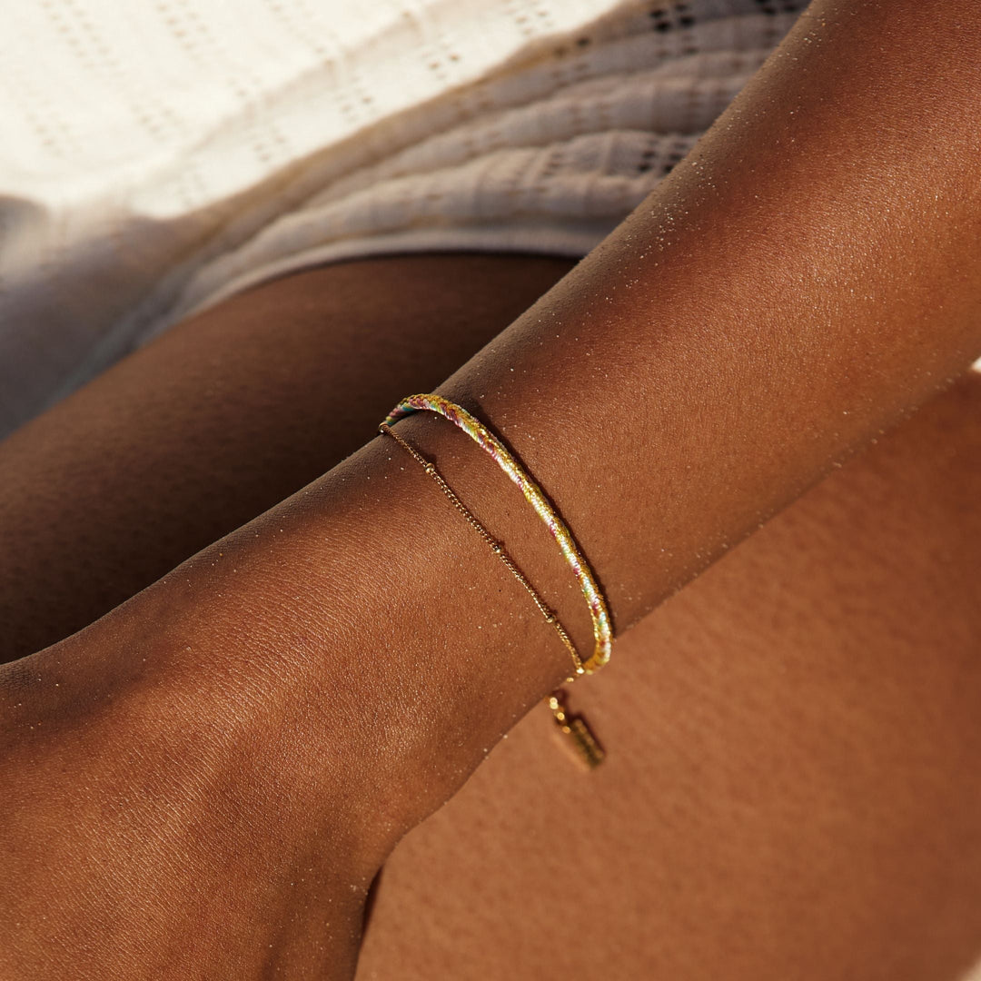 Wasserfestes Damen Layering Armband in Gold und Grün aus hypoallergenem Edelstahl, mehrreihig und verstellbar.