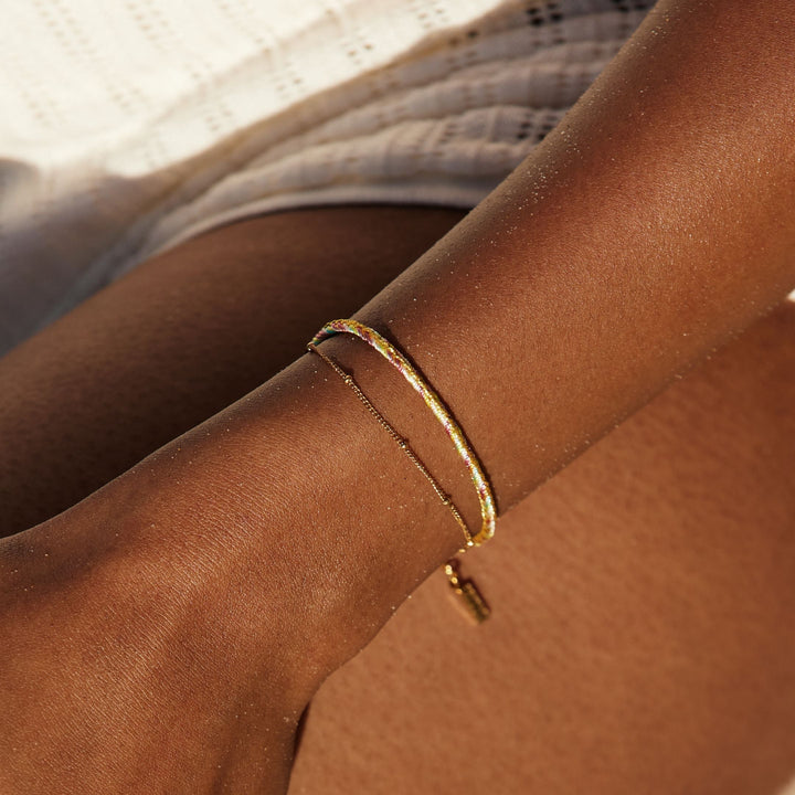 Wasserfestes Damen Layering Armband in Gold und Grün aus hypoallergenem Edelstahl, mehrreihig und verstellbar.
