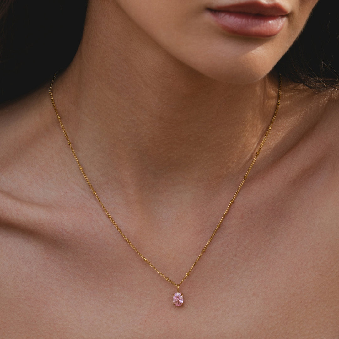 Elegante Gold-Halskette für Damen mit rosa CZ Stein, gefertigt aus hypoallergenem Edelstahl.