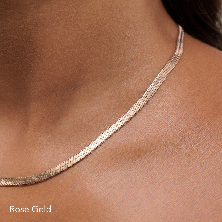 Robuste Gold Herringbone Choker Halskette für Damen, wasserfest & langlebig, aus Edelstahl.