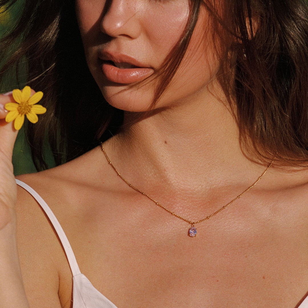 Goldene Damen Halskette mit rosa CZ Anhänger aus Edelstahl, ein eleganter Schmuck.