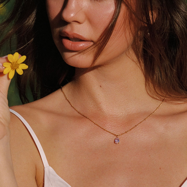 Goldene Damen Halskette mit rosa CZ Anhänger aus Edelstahl, ein eleganter Schmuck.