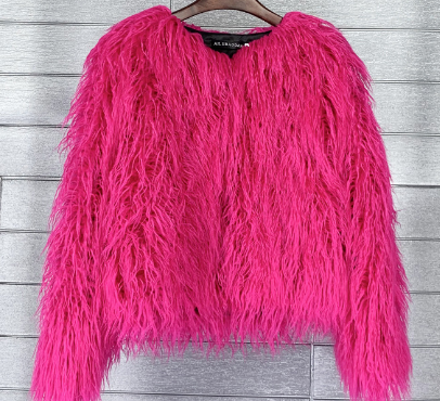 Luxuriöser Damenmantel Soraya aus Kunstpelz, ideal als elegante Oberbekleidung im Winter.