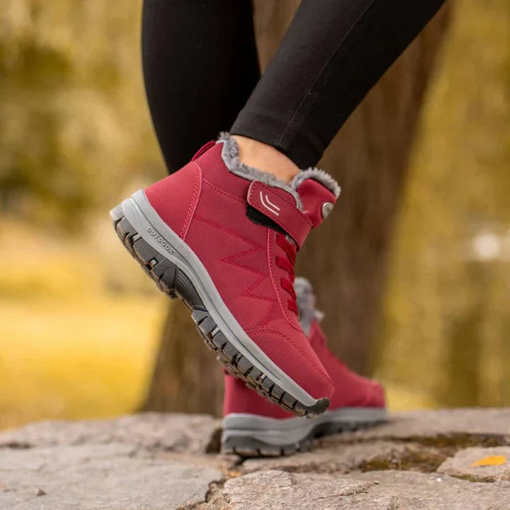 Nahaufnahme der rutschfesten Sohle ergonomischer Damen Winterstiefel, sicherer Halt auf glatten Wegen.