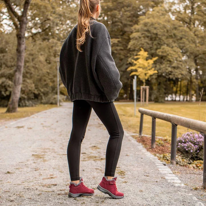 Seitenansicht der ergonomischen Damen Winterstiefel, warm gefüttert & wasserabweisend für Schnee.