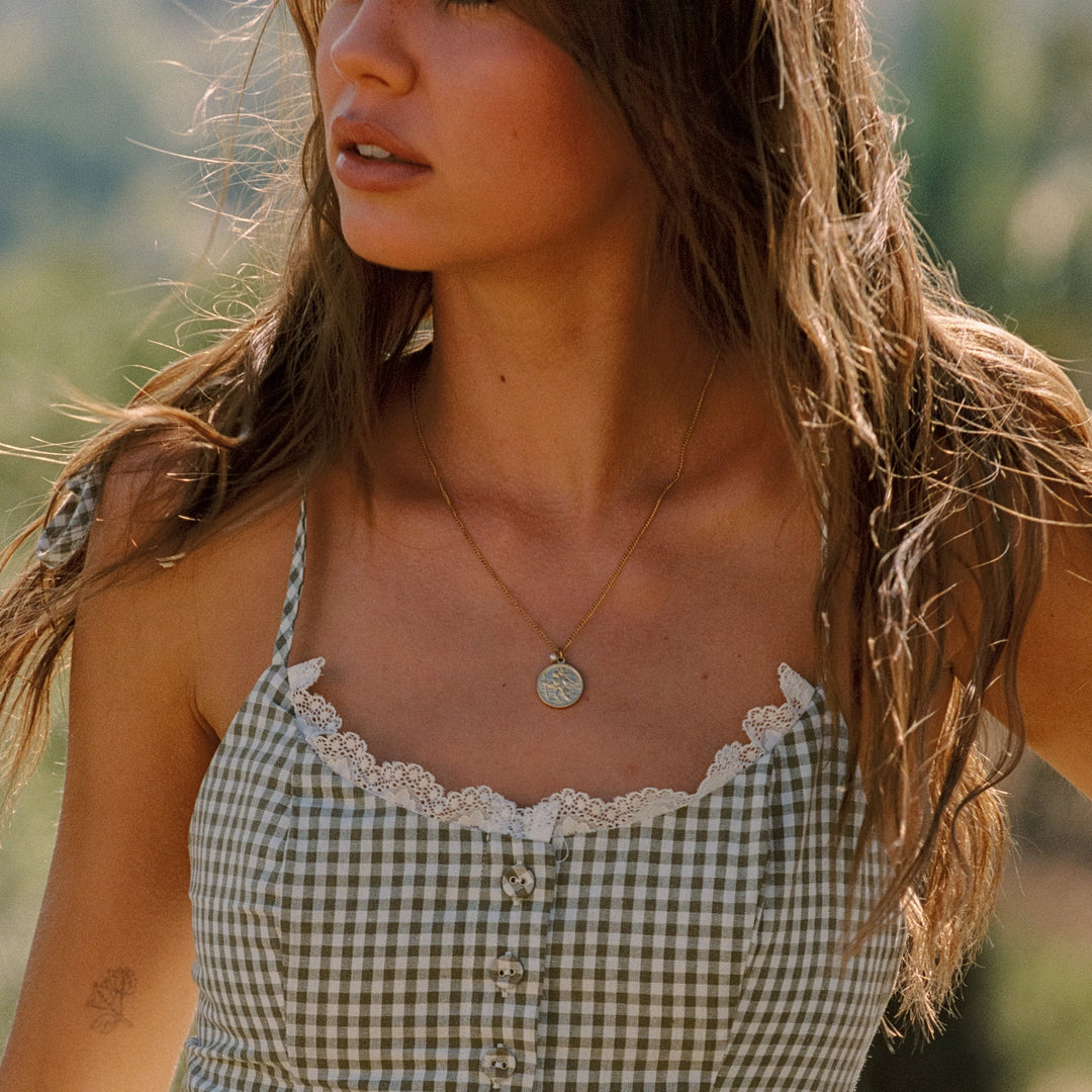 Glamouröse Gold Damenkette: Medaillon mit schimmernder Süßwasserperle. Ein edles Schmuck-Geschenk.