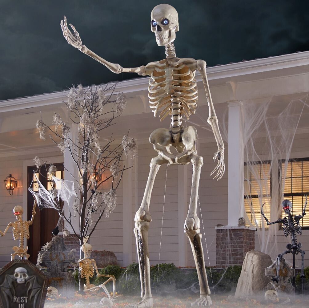 Saisonale Halloween Dekoration: Animiertes 40cm Skelett, weiß und beweglich, ideal als gruseliges Party-Highlight.