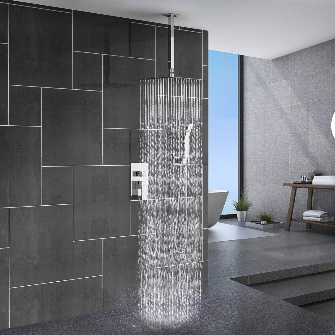 Elegantes Duschsystem für ein modernes Badezimmer, mit großer Regenbrause.