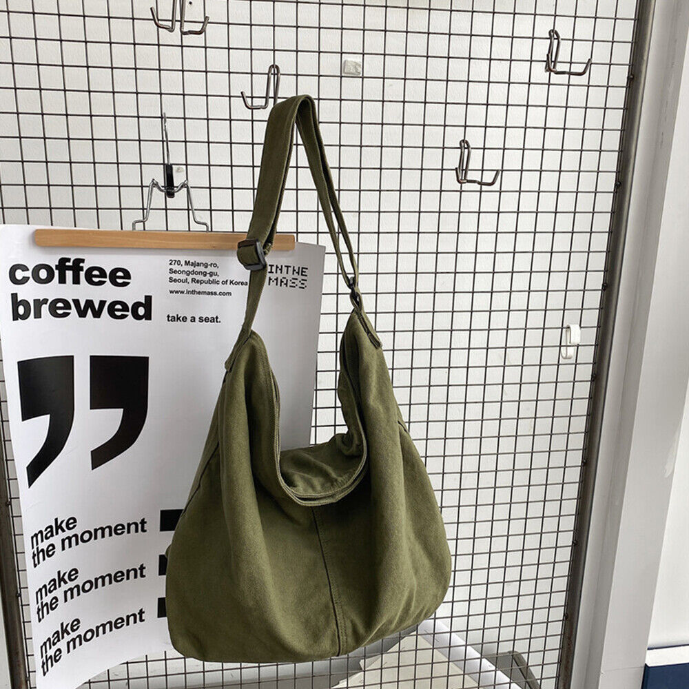 Frau trägt weiße, geräumige Oversized Canvas Schultertasche. Moderne und robuste Damen Freizeittasche.