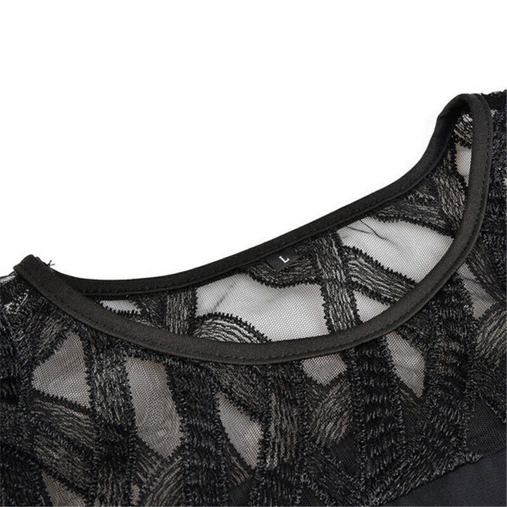 Damen Festkleid Übergröße, knielang, mit detailreichen Spitzenärmeln. Ideal für alle festlichen Anlässe.