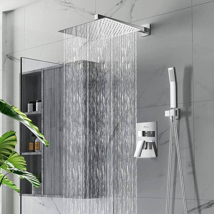 Luxuriöse Regendusche mit Wandmontage-Armatur aus modernem Edelstahl für das Bad.