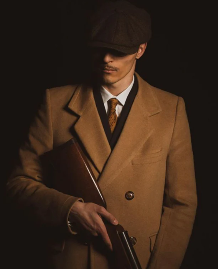 Stilvolle graue Herren Schiebermütze im Vintage Fischgrätmuster, casual chic.
