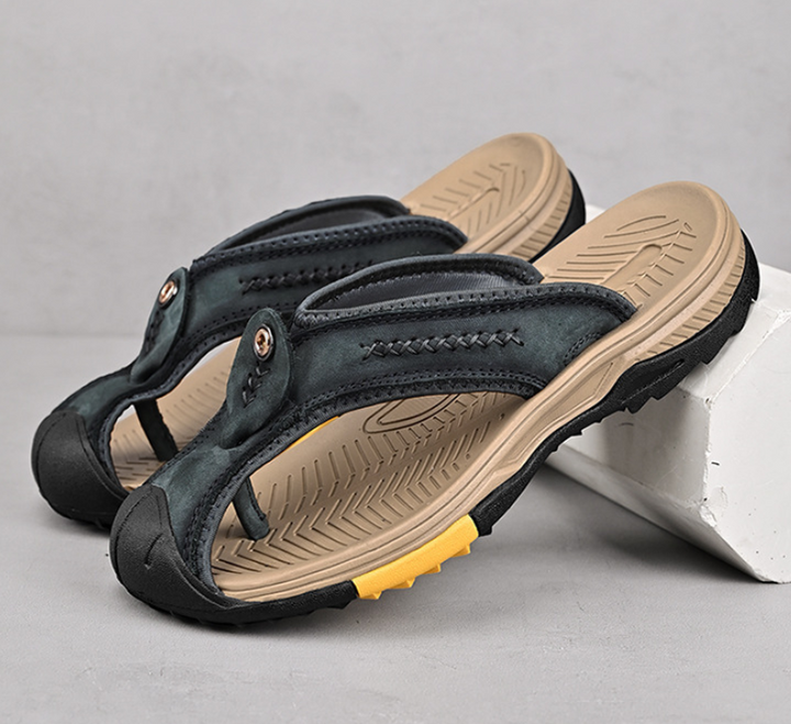 Sommerliche Herren Sandalen mit Zehensteg, ideal für Strand & Freizeit, garantieren Komfort und Stabilität.
