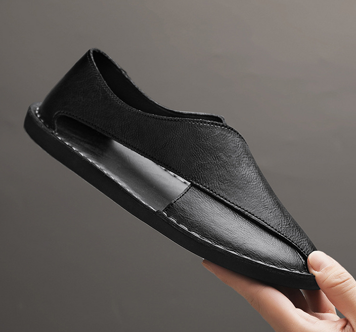 Profilansicht der stilvollen Herren Crossover-Sandalen, handgenäht, perfekt für Freizeit und als Sommerschuhe.