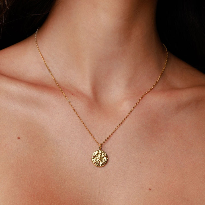 Damen Sanddollar Halskette in Gold & Silber, maritim und elegant, aus wasserfestem Edelstahl gefertigt.