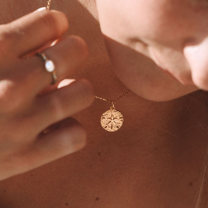 Elegante Damen Sanddollar Kette aus wasserfestem Gold-Edelstahl, ein Highlight für jeden maritimen Stil.