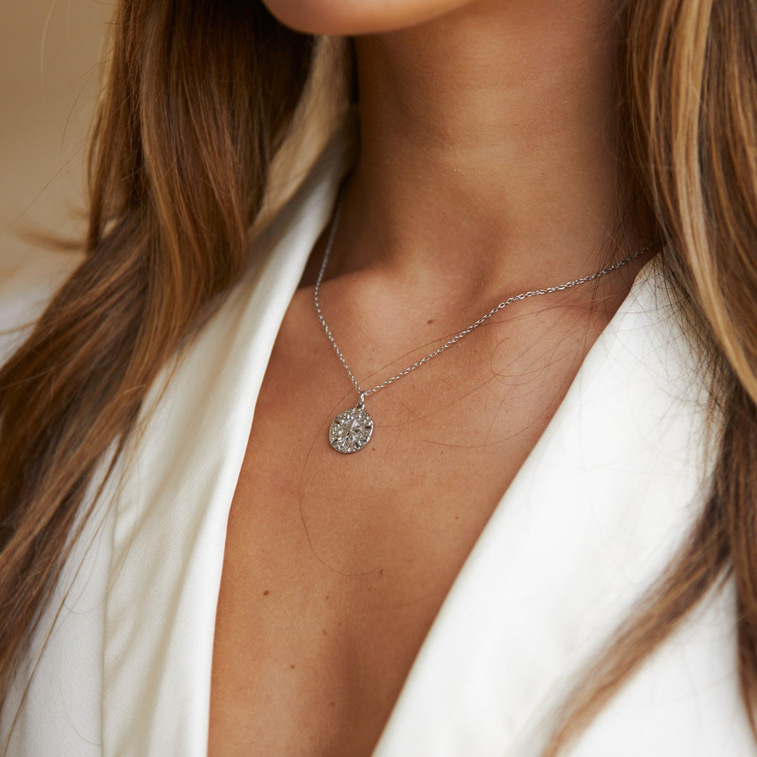Maritimes Schmuckstück: Sanddollar Halskette für Damen, erhältlich in Gold- und Silber-Edelstahl.