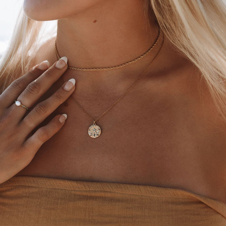 Maritime goldene Sanddollar Halskette für Damen, ein stilvolles Schmuckstück aus hypoallergenem Edelstahl.