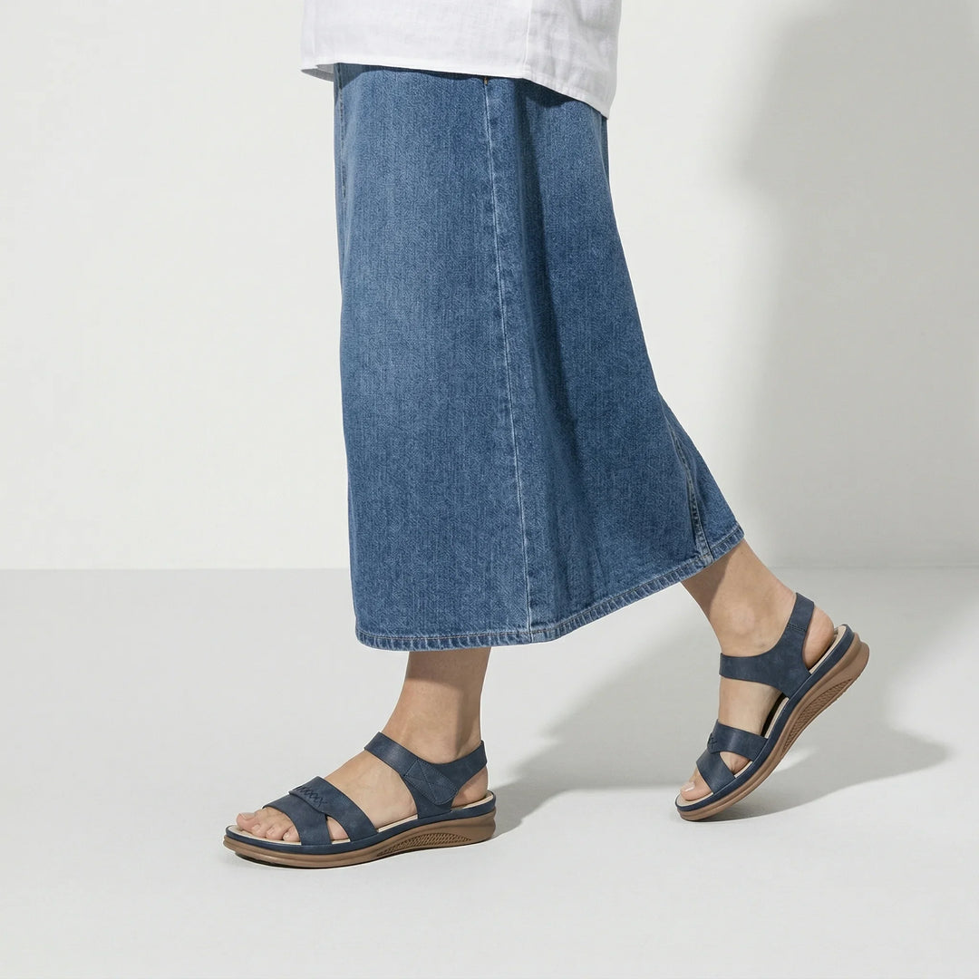 Flexible Damen-Sandale Lunara Flex: Leichte, flache Bequemschuhe mit Klettverschluss für maximalen Alltagskomfort.