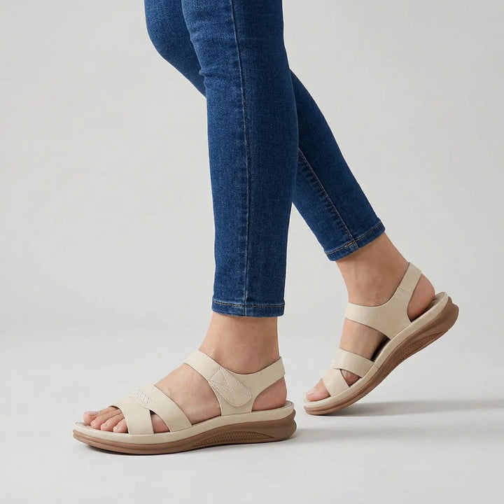 Alltagssandale Lunara Flex für Damen: Stilvolle Komfortschuhe mit einfachem Klettverschluss und flexibler Sohle.