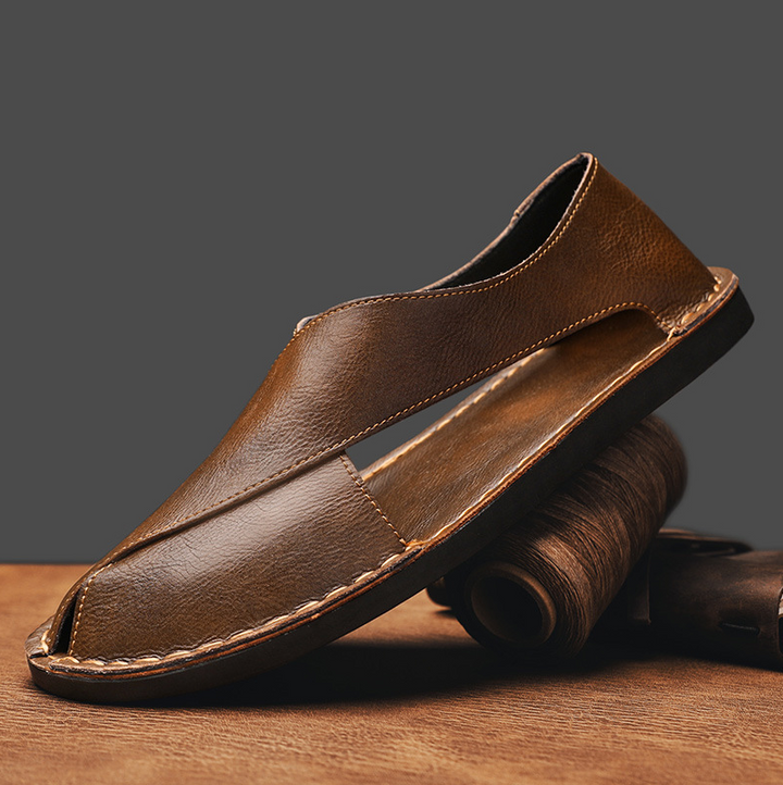 Stilvolle Herren Crossover-Sandalen, handgenäht, ideal als bequeme Sommerschuhe für Freizeit und Herrenmode.