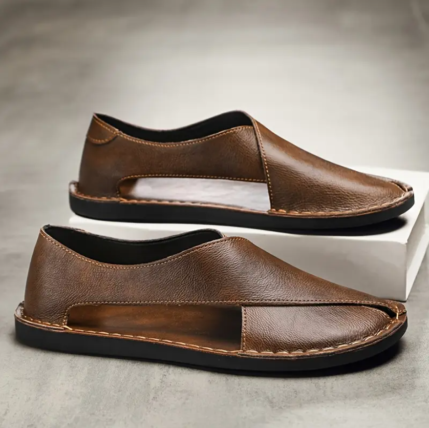 Hochwertige Herren Sandalen mit stilvollem Crossover-Design und robusten handgenähten Details, ideal für Sommer.