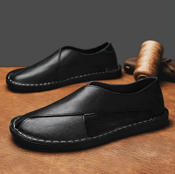 Herren Crossover-Sandalen getragen, stilvoll, handgenäht und sehr bequem – die idealen Freizeitsandalen für den Sommer.