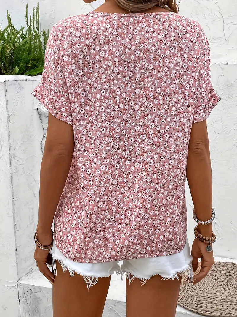 Locker sitzende Damen Sommerbluse mit floralem Muster, perfekt für einen entspannten Casual-Look im Alltag.