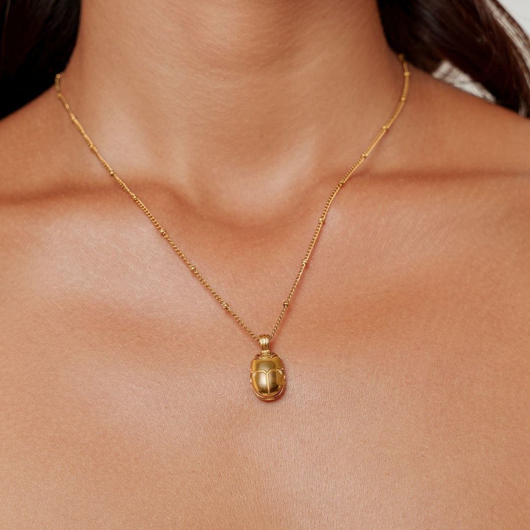 Goldene Skarabäus Halskette für Damen mit grünem Zirkonia, wasserfest. Eleganter Symbolschmuck.