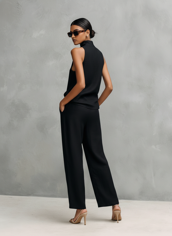 Detailansicht des sommerlichen Damen Lounge Sets: ärmelloses Oberteil und lange, bequeme Hose für entspannte Looks.