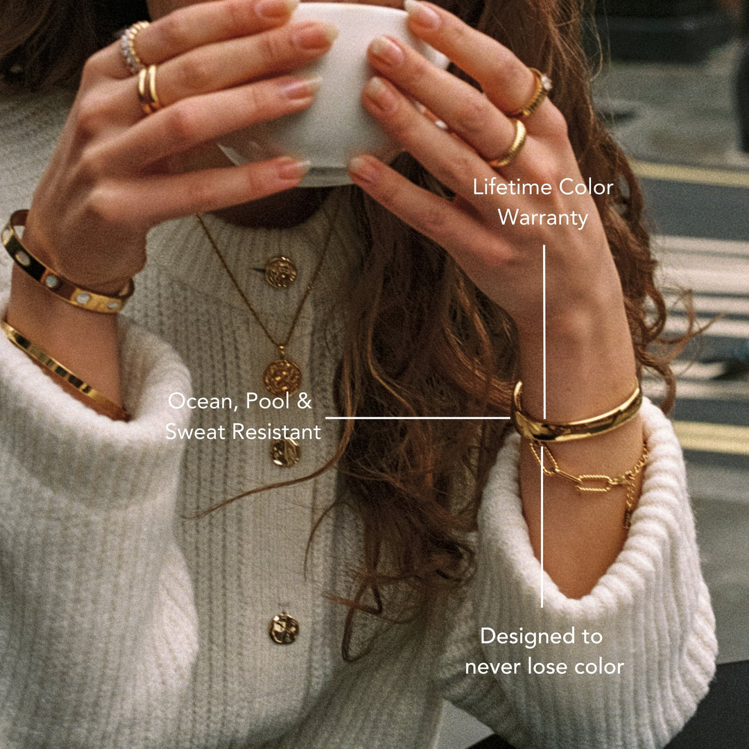 Wasserfester Damenarmreif in Gold, breites Statement-Design, hypoallergen & offen.