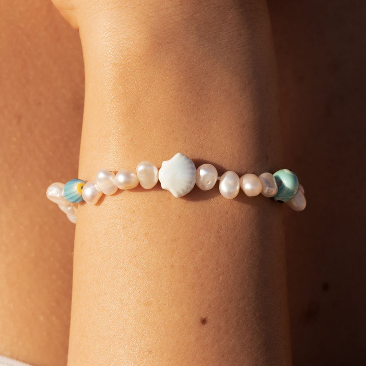 Mehrfarbiges Damen Perlenarmband aus Süßwasserperlen und Keramik, perfekt für den Sommer.
