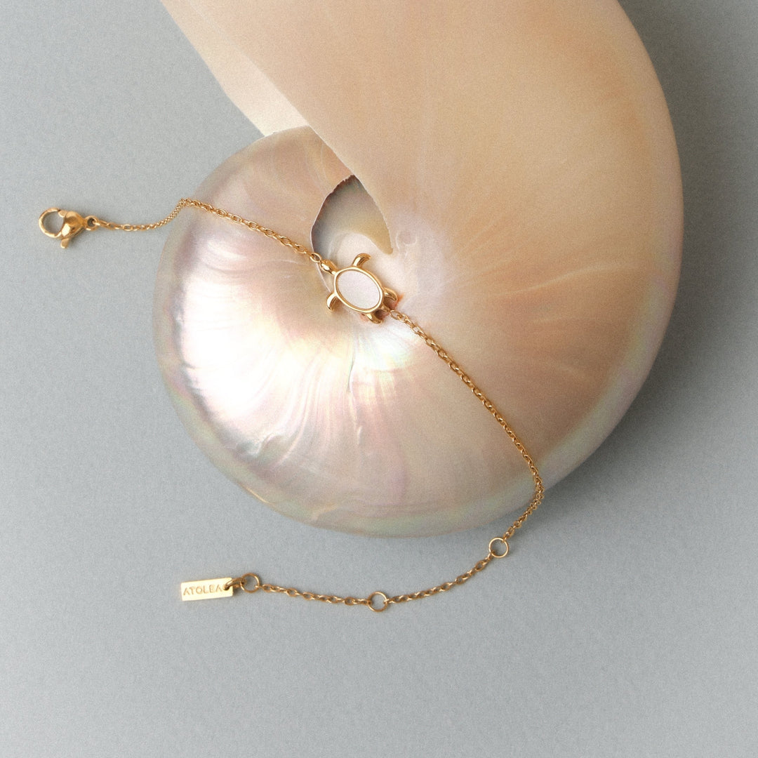 Robustes goldenes Schildkröten Armband für Damen. Wasserdicht & maritim, aus hochwertigem Edelstahl.
