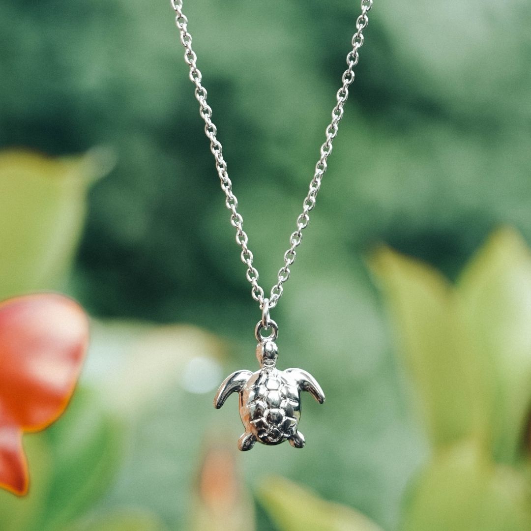 Moderne Damen Statementkette mit goldenem Meerestentakel-Anhänger, Ozean-Eleganz.