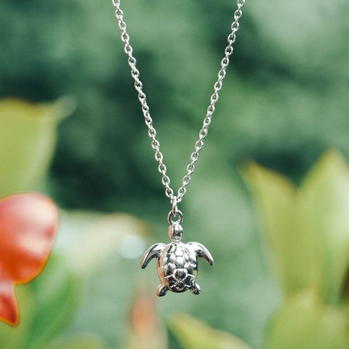 Moderne Damen Statementkette mit goldenem Meerestentakel-Anhänger, Ozean-Eleganz.