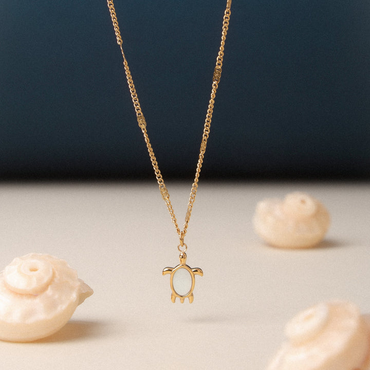 Stilvolle Damen Halskette goldfarben mit Schildkröten & Perlmutt – ein perfektes maritimes Geschenk.