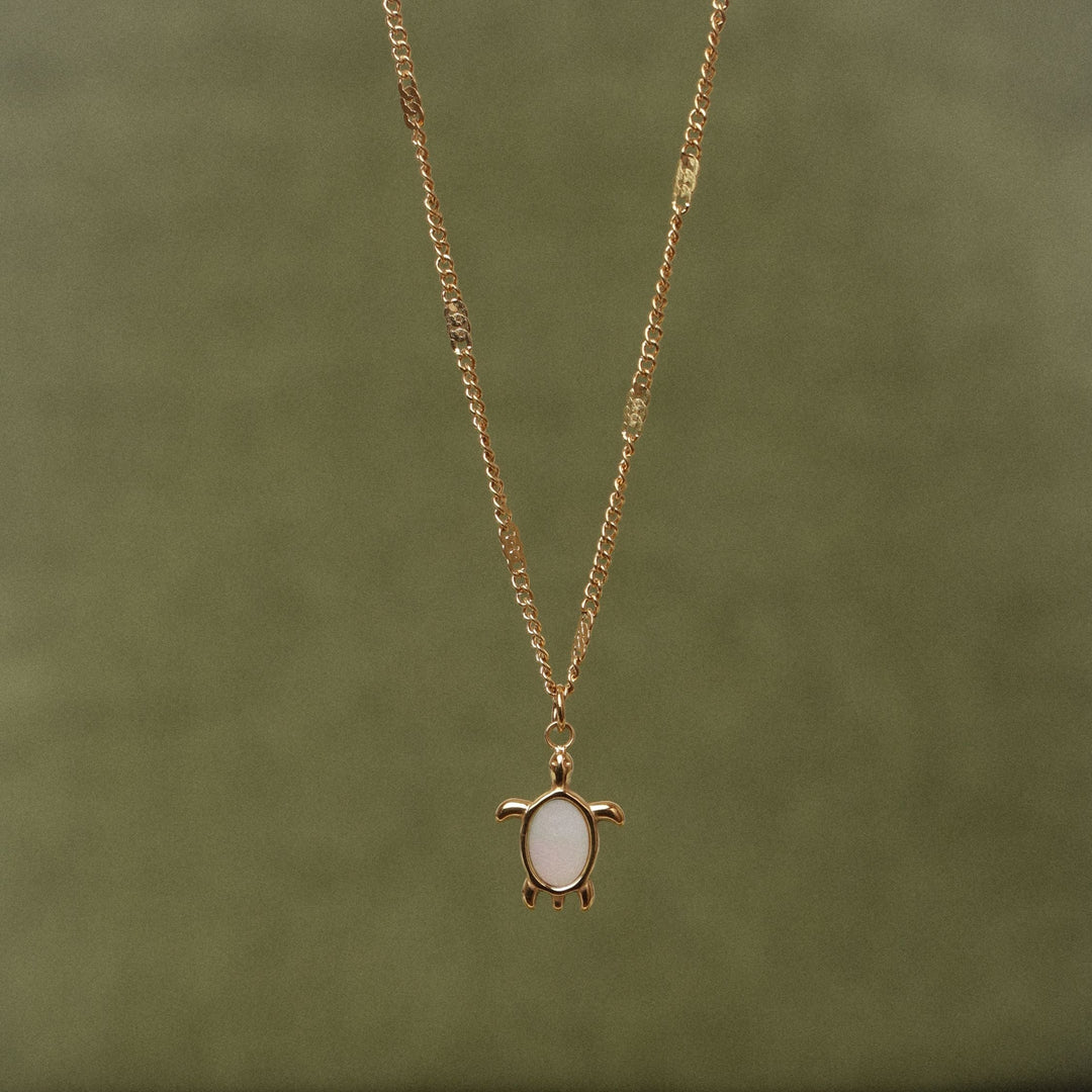 Elegante goldfarbene Edelstahl Halskette mit Schildkröten & Perlmutt, wasserfest & hypoallergen für Damen.