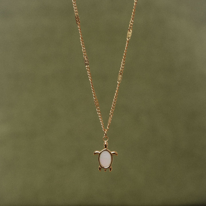 Elegante goldfarbene Edelstahl Halskette mit Schildkröten & Perlmutt, wasserfest & hypoallergen für Damen.