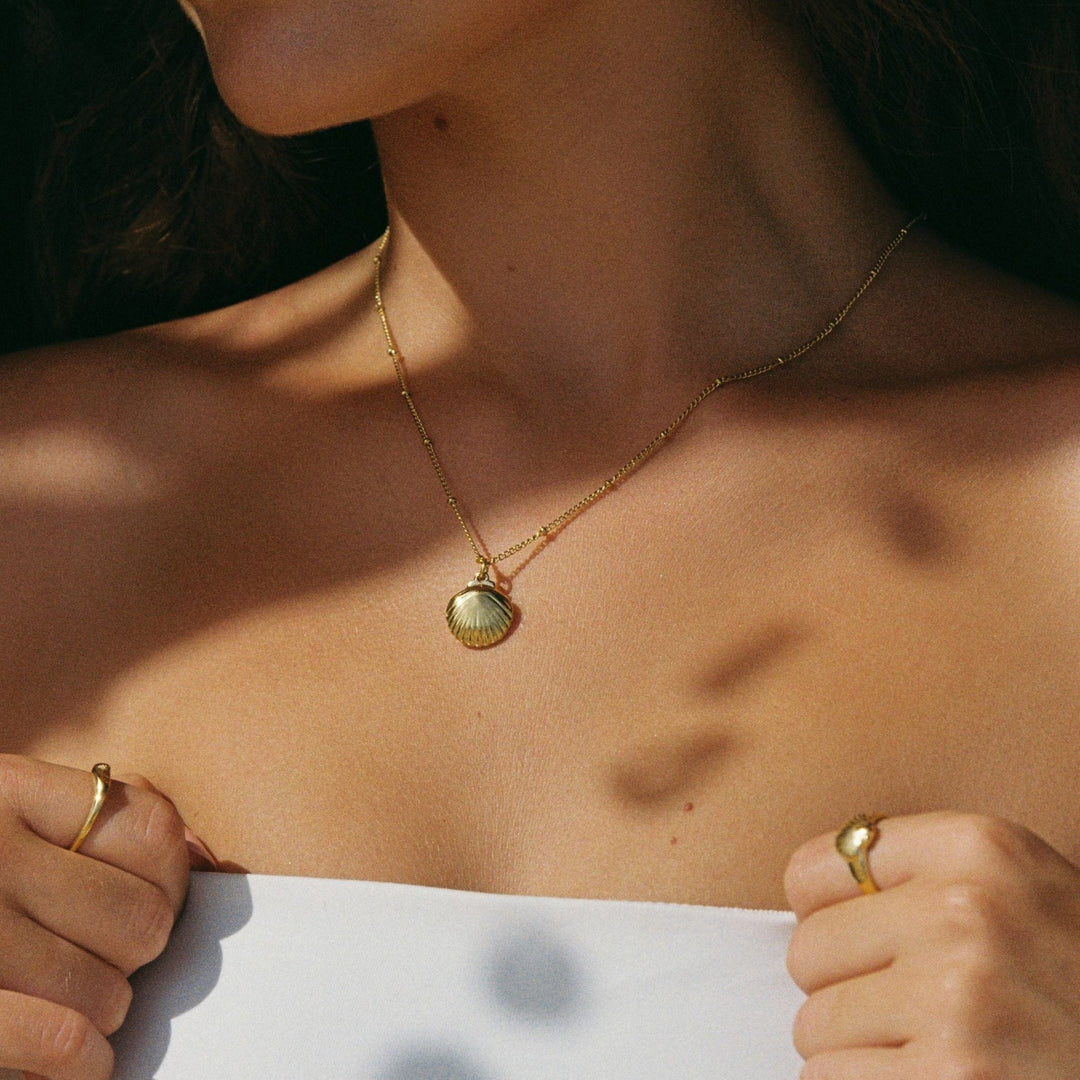Hypoallergene Damen Perlenkette mit Muschel-Anhänger. Verstellbare Gold- oder Silberkette, stilvoll.