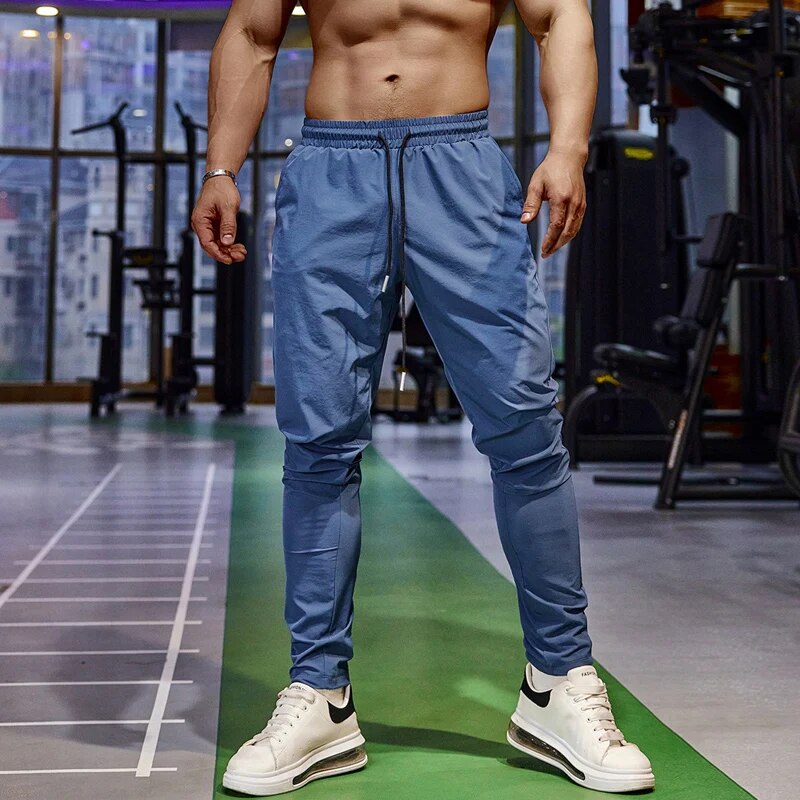 Moderne Herren Sportbekleidung: Regular Fit Sporthose in dunkler Farbe, vielseitig für jede Aktivität.