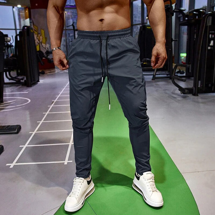 Bequeme Herren Jogginghose Regular Fit für Sport, Fitness und Freizeit, mit angenehmem Tragegefühl.