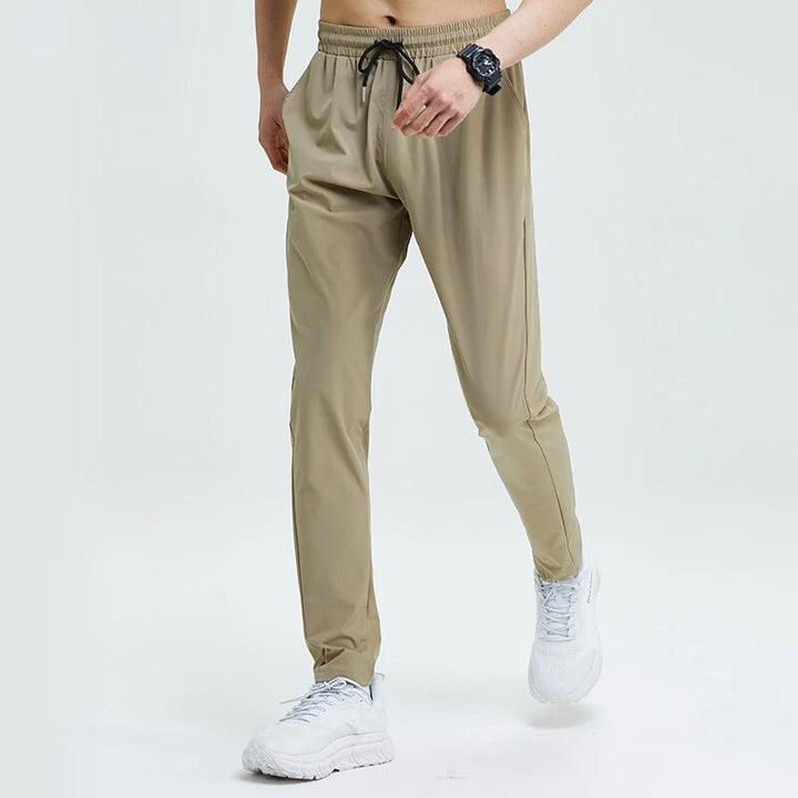 Nahaufnahme der Herren Sporthose Regular Fit, zeigt das schnelltrocknende, atmungsaktive Material.