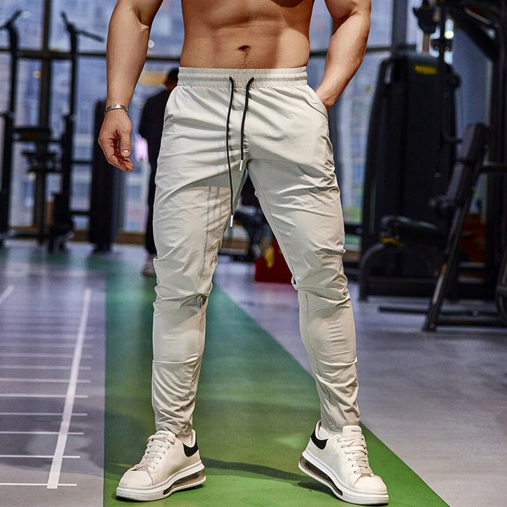 Atmungsaktive Herren Trainingshose Regular Fit in Schwarz, schnelltrocknend für Fitness & Sport.