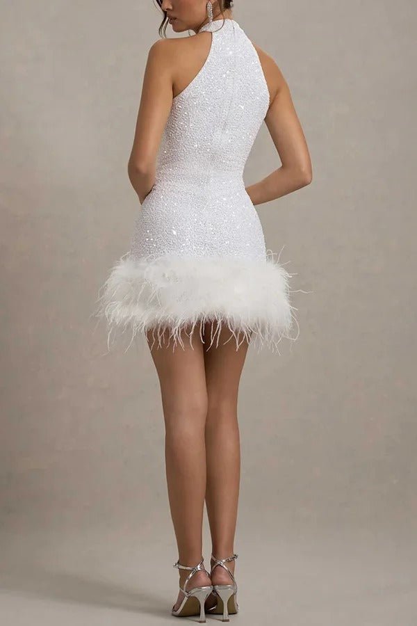 Glamouröses Pailletten Neckholder Minikleid. Damen Abendkleid in Weiß, festlich und mit Glitzer.